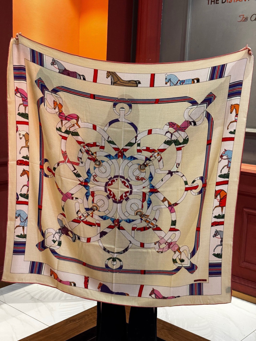 “金质马刺与骏马的披挂叠印版”披肩【140顶级丝毛双面同色】手工卷边30%桑蚕丝70%羊毛这款迷人的14