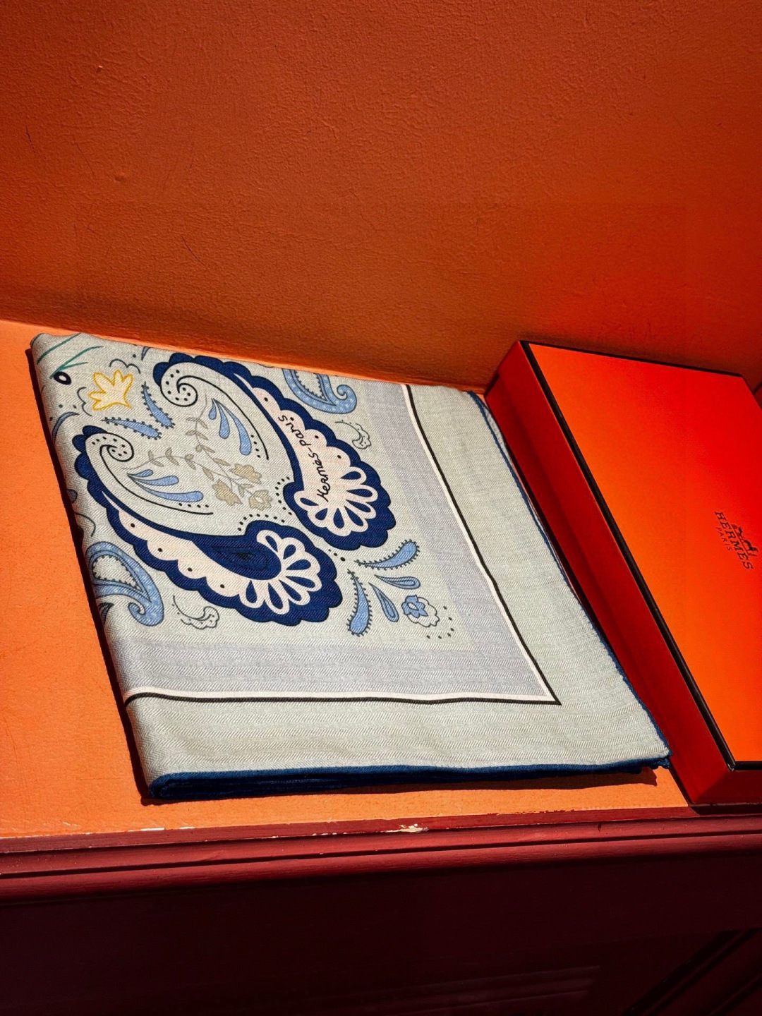 H珍藏版[丛林之爱]大方巾，双面同色 独一无二的品质！这款大方巾巾采用山羊绒和真丝混纺面料制成，柔软轻盈