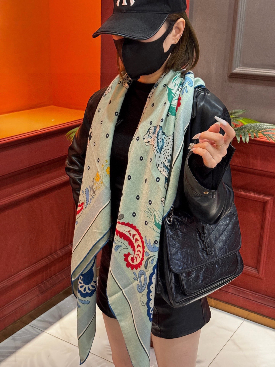 H珍藏版[丛林之爱]大方巾，双面同色 独一无二的品质！这款大方巾巾采用山羊绒和真丝混纺面料制成，柔软轻盈