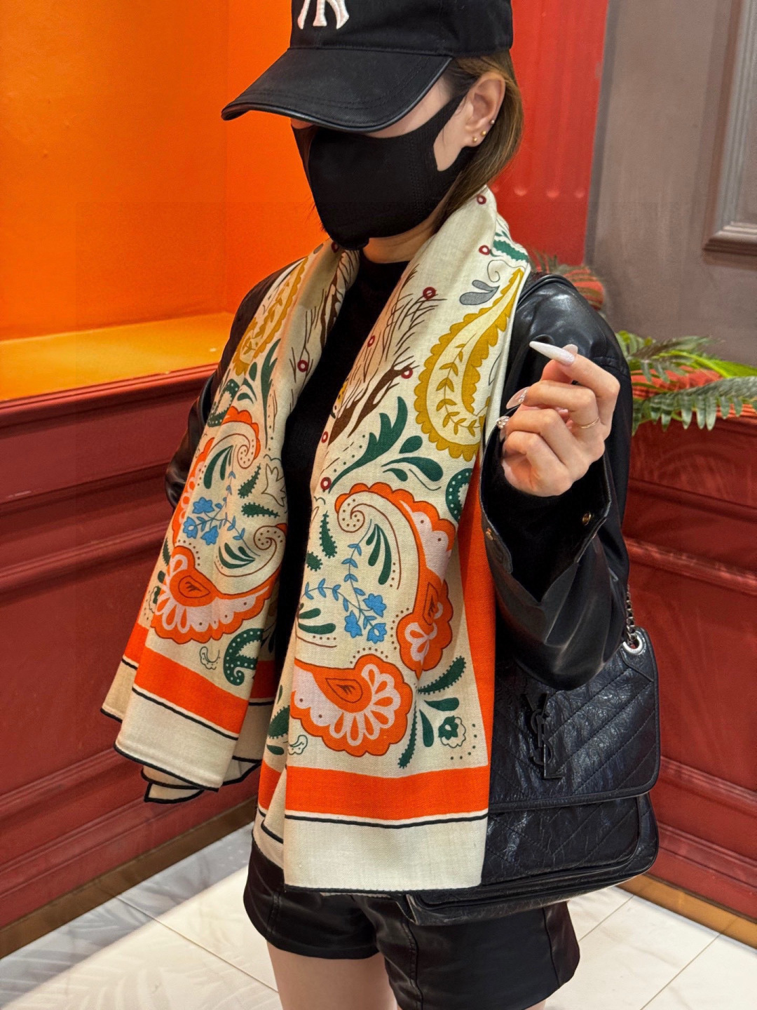 H珍藏版[丛林之爱]大方巾，双面同色 独一无二的品质！这款大方巾巾采用山羊绒和真丝混纺面料制成，柔软轻盈