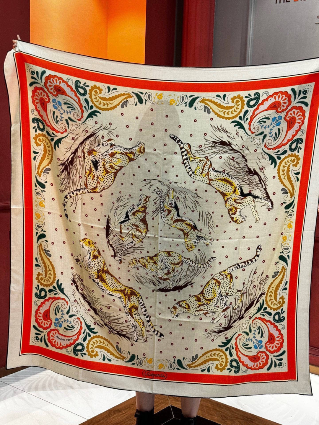 H珍藏版[丛林之爱]大方巾，双面同色 独一无二的品质！这款大方巾巾采用山羊绒和真丝混纺面料制成，柔软轻盈