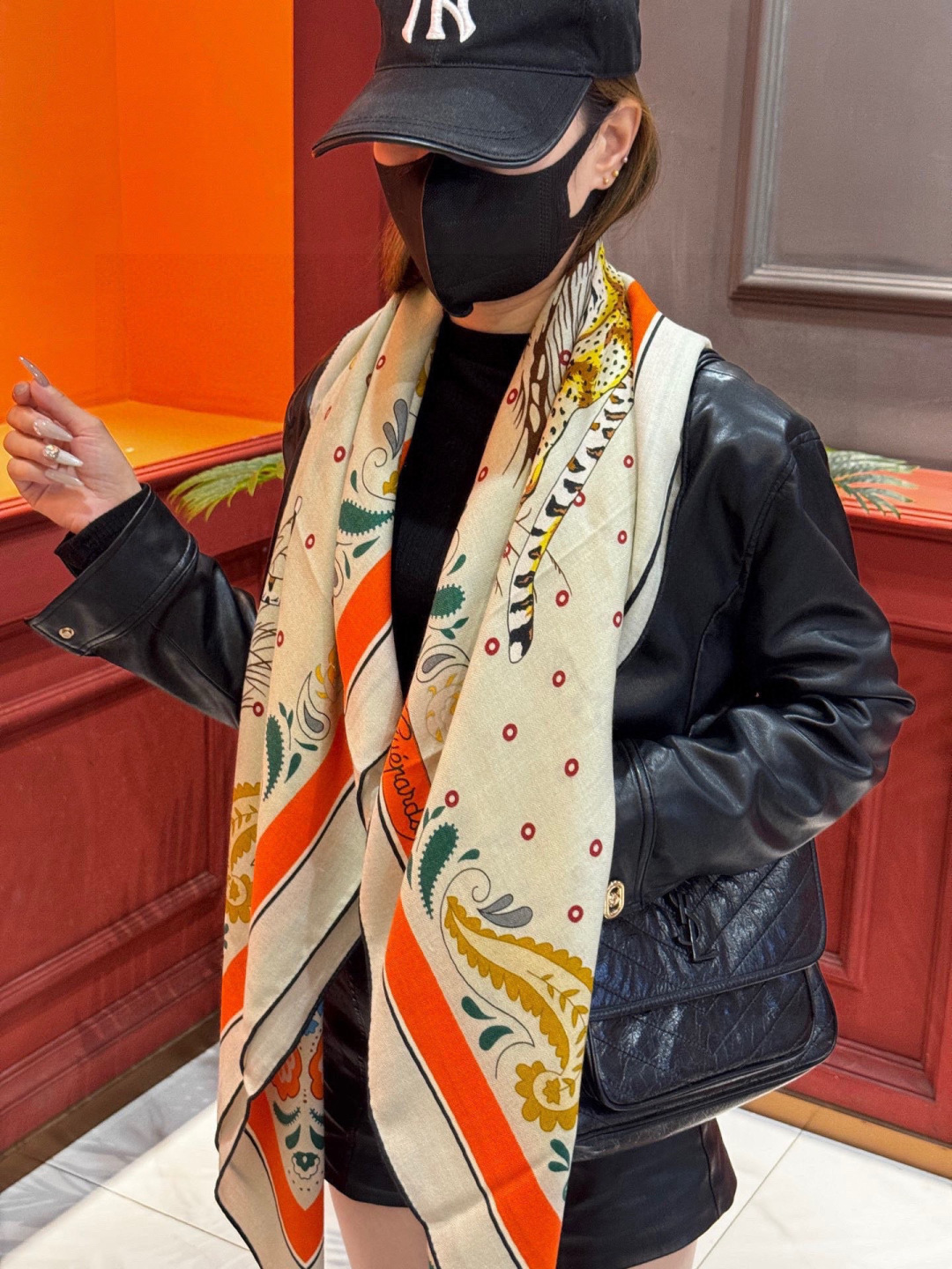 H珍藏版[丛林之爱]大方巾，双面同色 独一无二的品质！这款大方巾巾采用山羊绒和真丝混纺面料制成，柔软轻盈