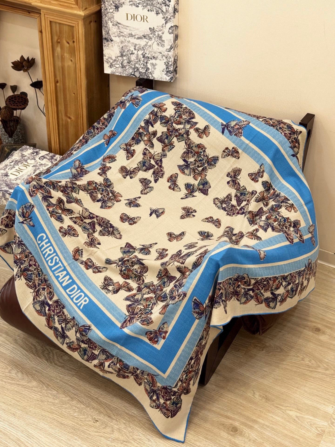 Dior 印花披肩【140顶级丝绒双面同色】Dior Camo PaPillon 图案这款披肩饰以 Di