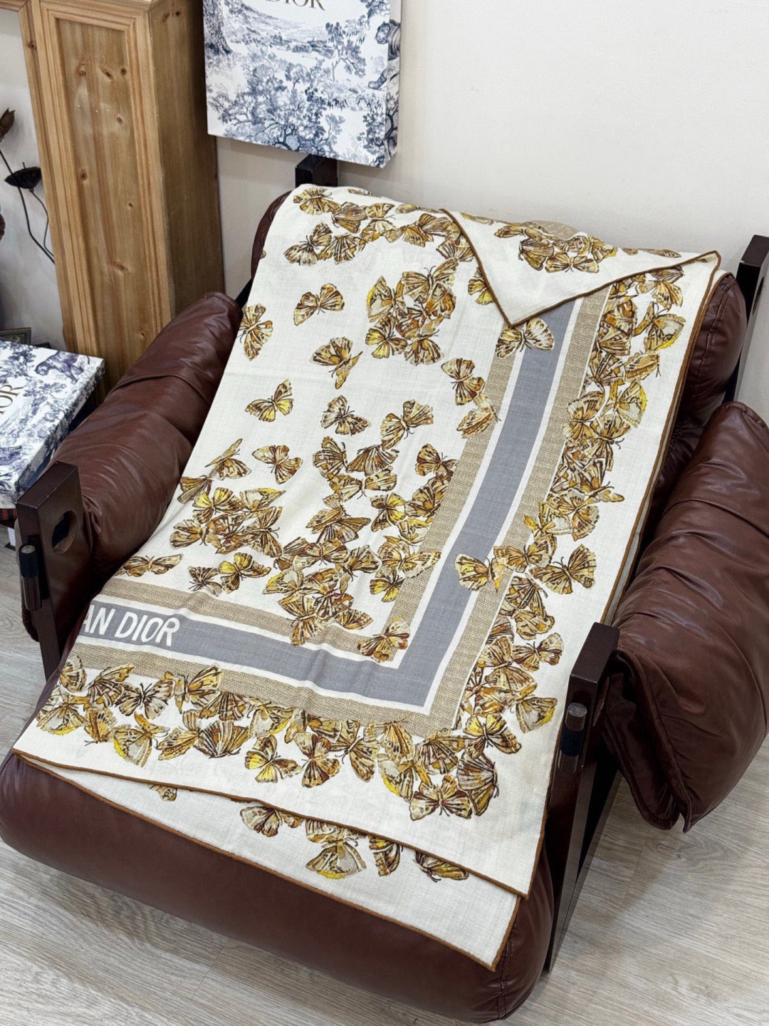 Dior 印花披肩【140顶级丝绒双面同色】Dior Camo PaPillon 图案这款披肩饰以 Di