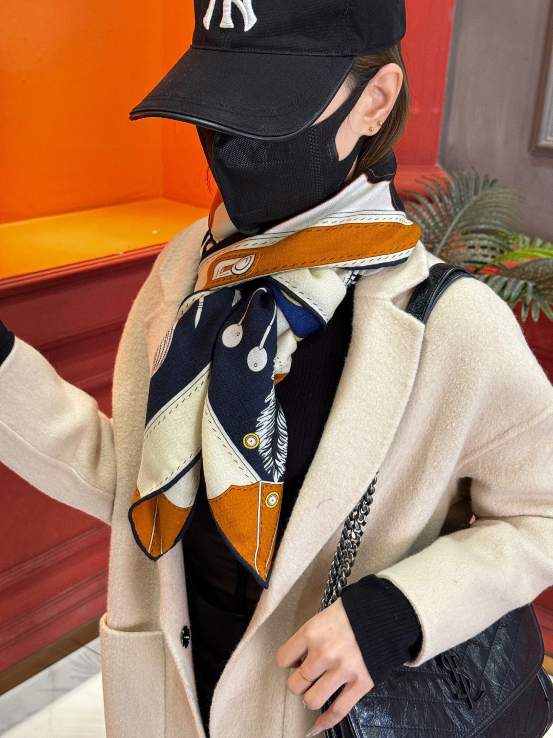 上新❤️。【手提行李】 上新中~这款“手提行李”的款式花色也还是比较经典的颜色色也很秋冬。创作渊源从委内