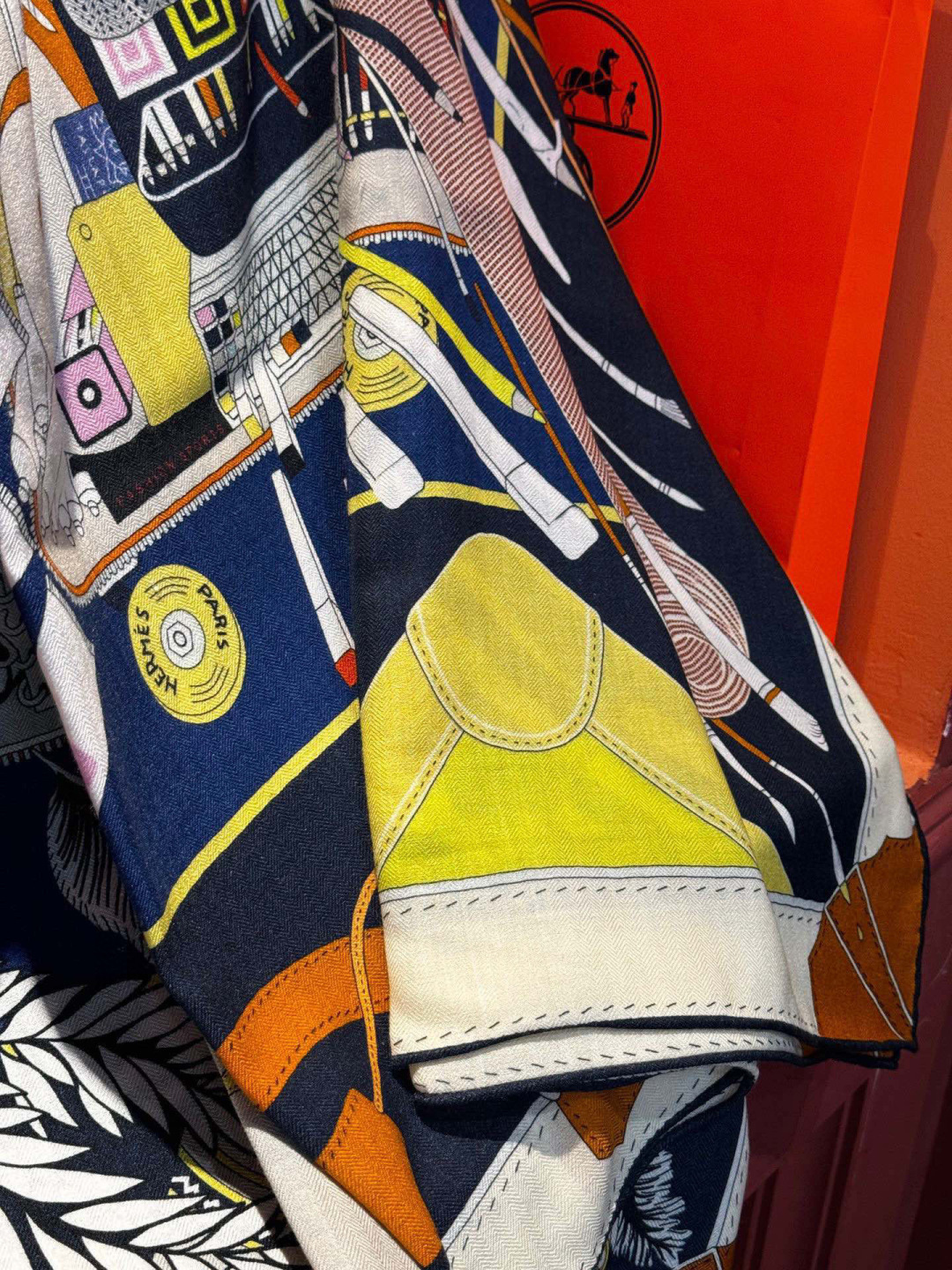 上新❤️。【手提行李】 上新中~这款“手提行李”的款式花色也还是比较经典的颜色色也很秋冬。创作渊源从委内