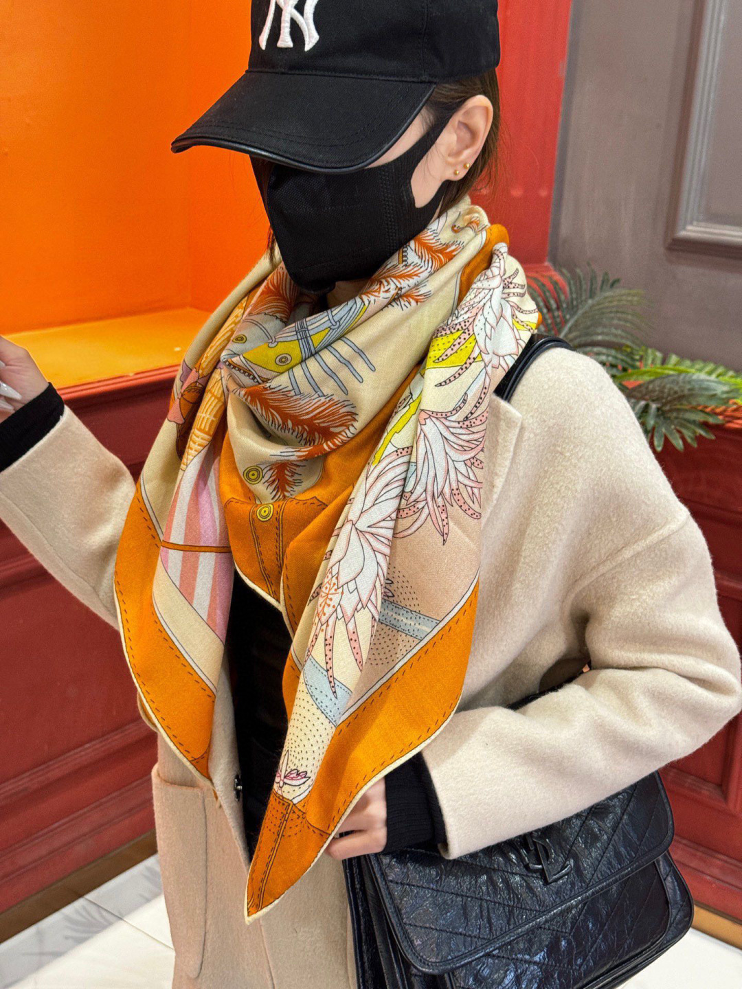 上新❤️。【手提行李】 上新中~这款“手提行李”的款式花色也还是比较经典的颜色色也很秋冬。创作渊源从委内