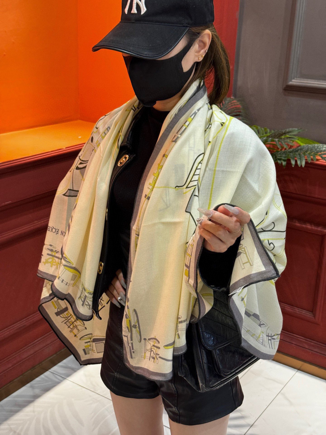 H珍藏版[丛林之爱]大方巾，双面同色 独一无二的品质！这款大方巾巾采用山羊绒和真丝混纺面料制成，柔软轻盈