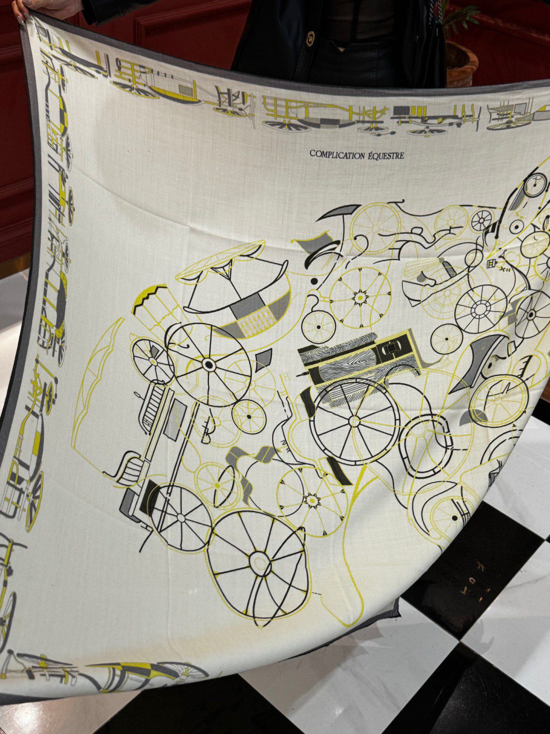 H珍藏版[丛林之爱]大方巾，双面同色 独一无二的品质！这款大方巾巾采用山羊绒和真丝混纺面料制成，柔软轻盈