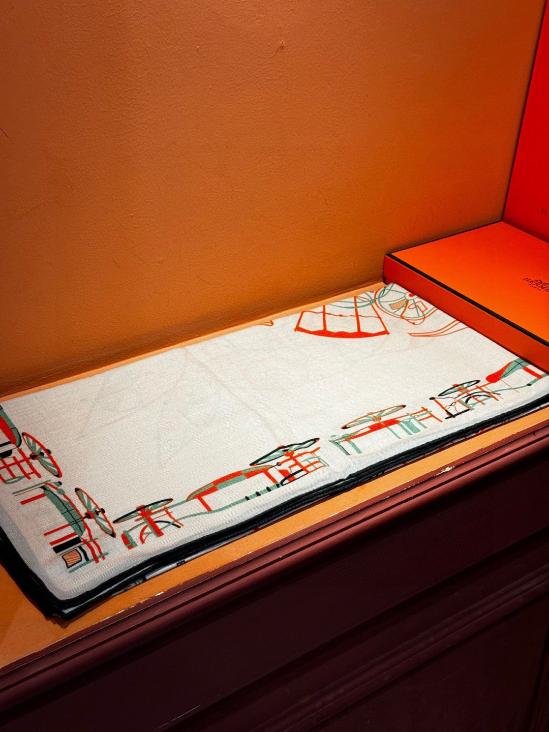 H珍藏版[丛林之爱]大方巾，双面同色 独一无二的品质！这款大方巾巾采用山羊绒和真丝混纺面料制成，柔软轻盈