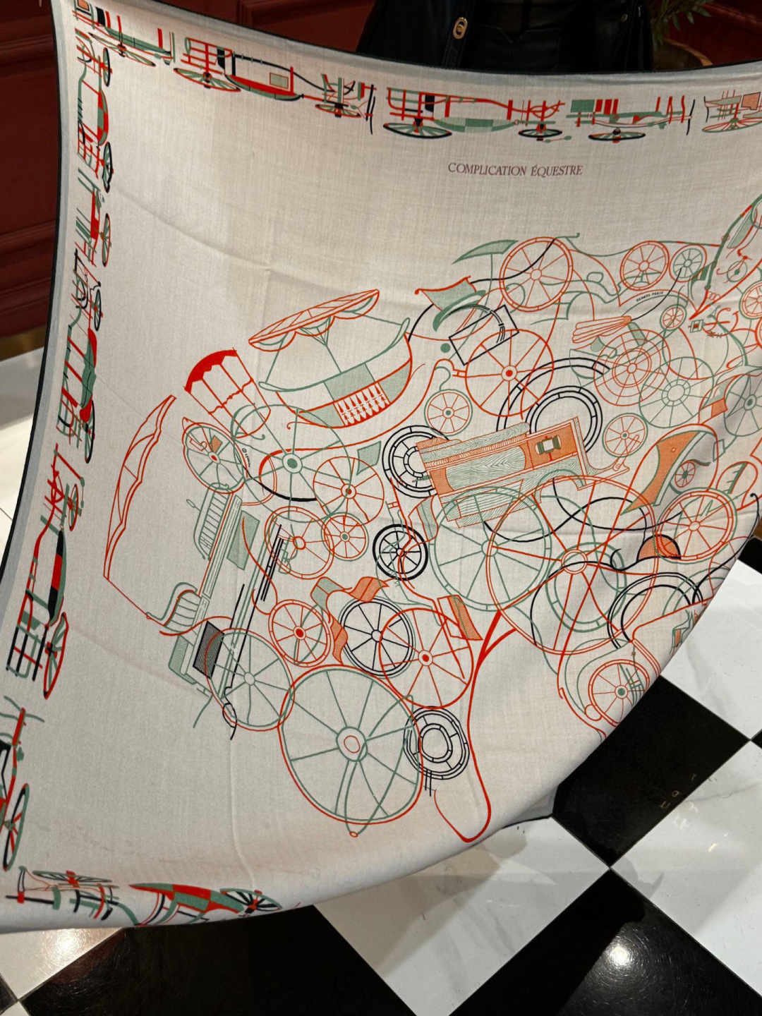 H珍藏版[丛林之爱]大方巾，双面同色 独一无二的品质！这款大方巾巾采用山羊绒和真丝混纺面料制成，柔软轻盈