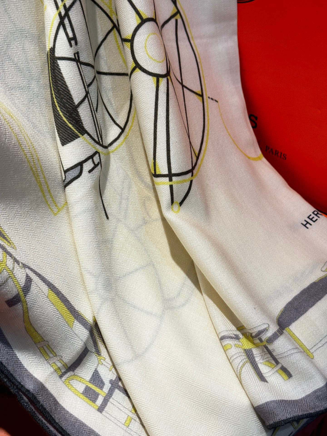 H珍藏版[丛林之爱]大方巾，双面同色 独一无二的品质！这款大方巾巾采用山羊绒和真丝混纺面料制成，柔软轻盈