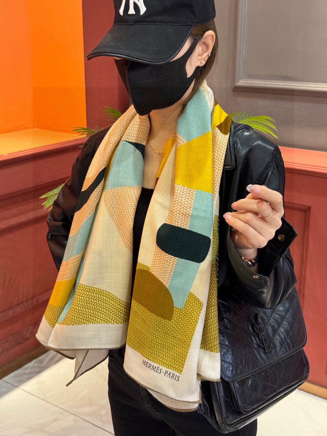 新款爱马仕小马跳跃，140*140cm，双面同色印花，高端的重磅丝羊绒面料，正反两面效果一样，70%羊绒