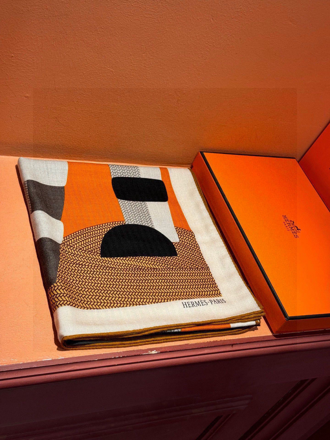 新款爱马仕小马跳跃，140*140cm，双面同色印花，高端的重磅丝羊绒面料，正反两面效果一样，70%羊绒