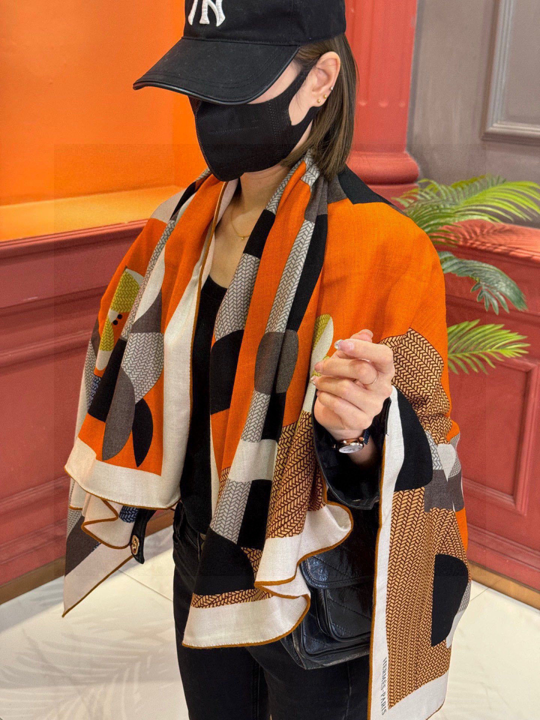 新款爱马仕小马跳跃，140*140cm，双面同色印花，高端的重磅丝羊绒面料，正反两面效果一样，70%羊绒