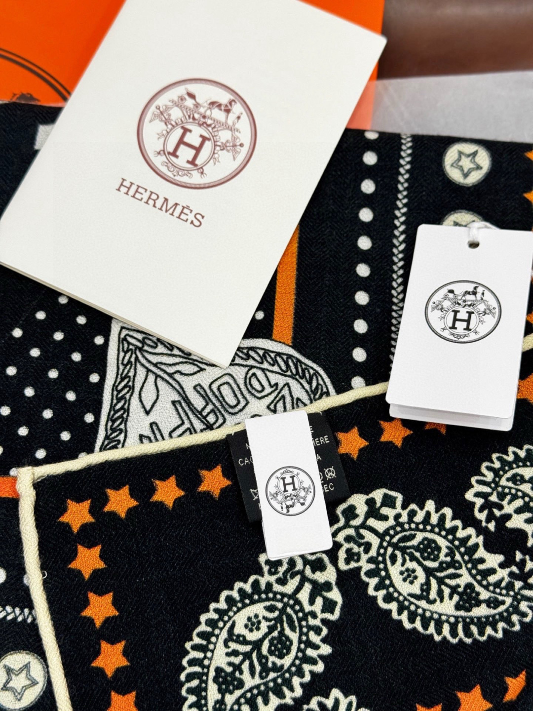 💟羊绒新款🆕👏👏买了都说好看‼️推荐💕爱马仕双面同色羊绒方巾，顶级工艺超值‼️爱马仕专柜爆款🎁💟立体呈现