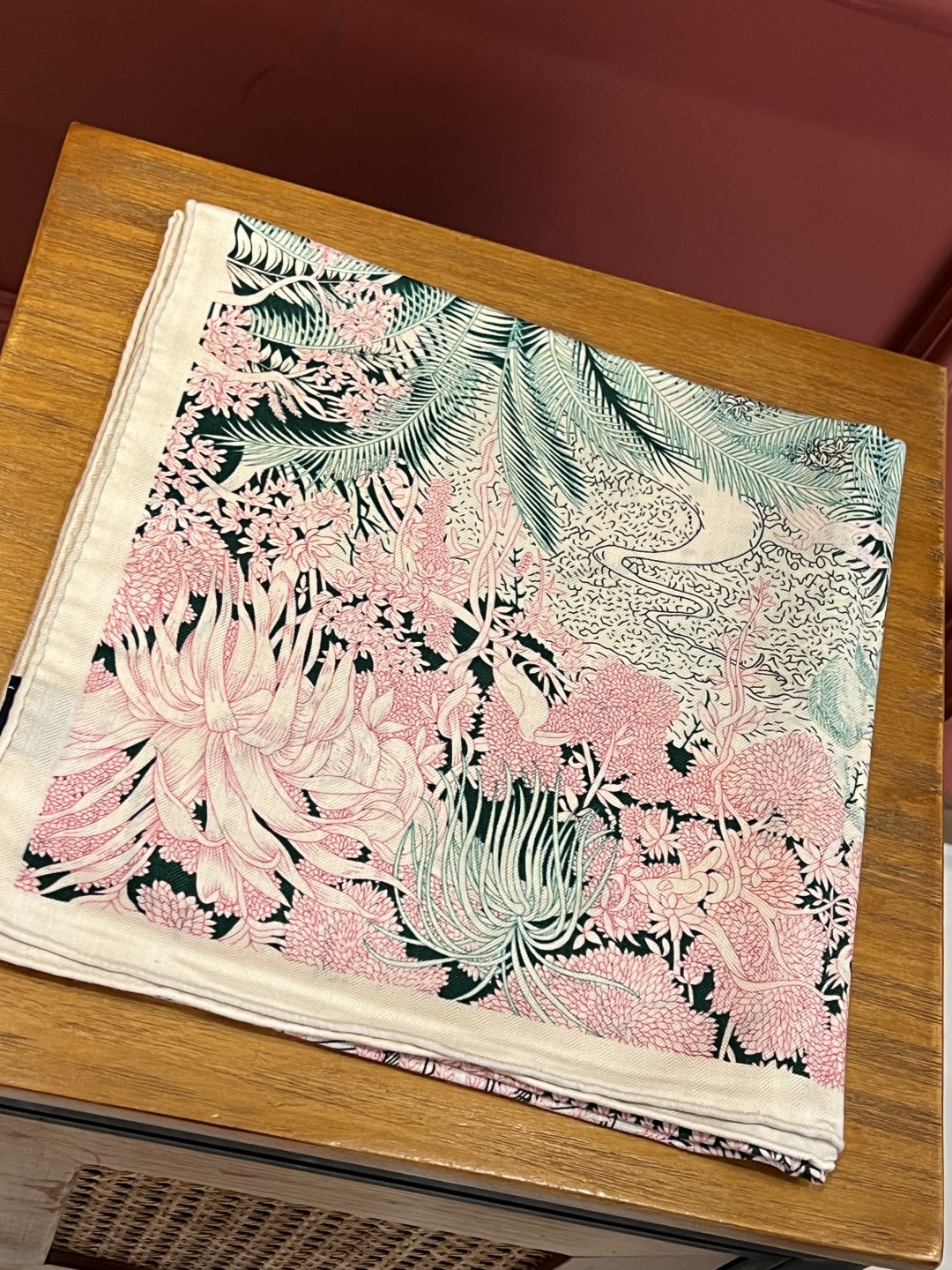 爱马仕～秋冬搭配利器❗️顶级双面双色 版真丝羊绒披肩！！1条等于2条】点睛精彩，图案和配色都超级喜欢，又