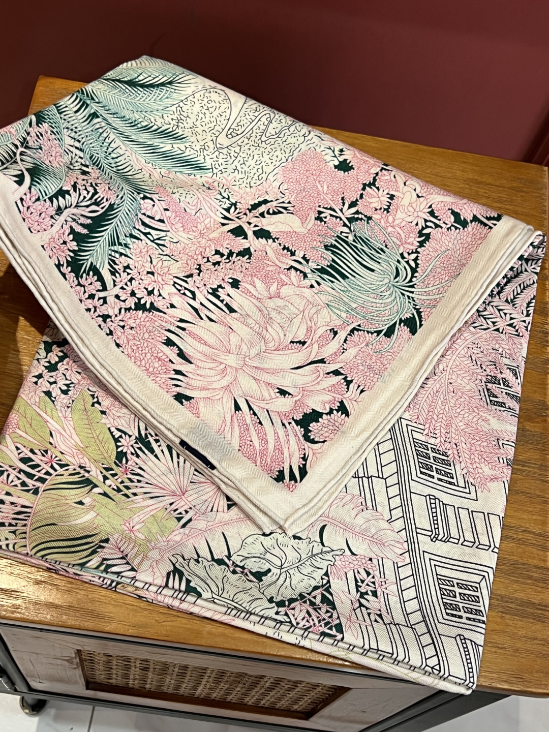 爱马仕～秋冬搭配利器❗️顶级双面双色 版真丝羊绒披肩！！1条等于2条】点睛精彩，图案和配色都超级喜欢，又