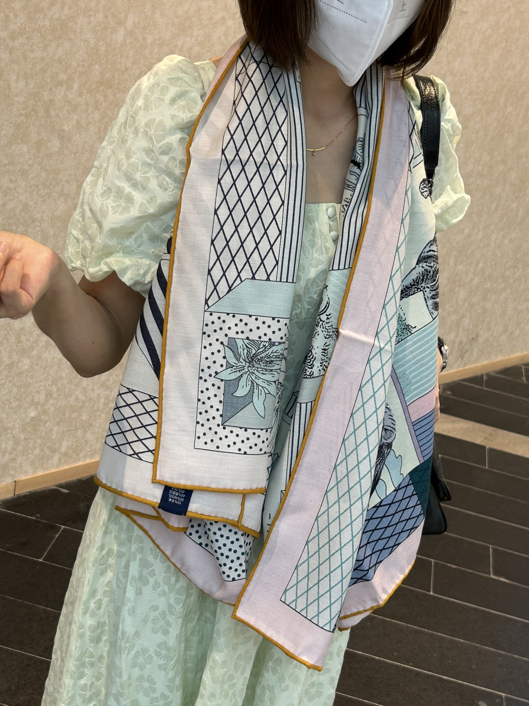 爱马仕新款双面同色 品名: 新型大剧院面料：丝绒尺寸：140*140 这款爱马仕点睛配饰可以多种方式佩戴