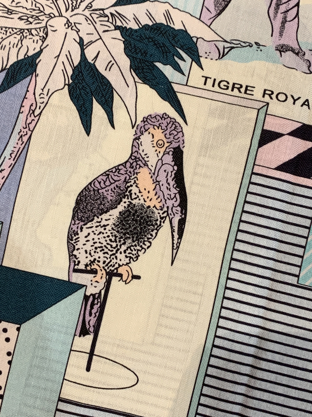 爱马仕新款双面同色 品名: 新型大剧院面料：丝绒尺寸：140*140 这款爱马仕点睛配饰可以多种方式佩戴