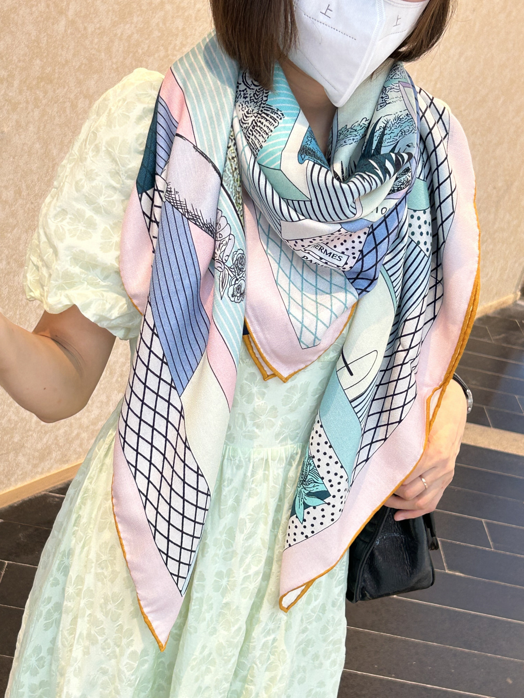 爱马仕新款双面同色 品名: 新型大剧院面料：丝绒尺寸：140*140 这款爱马仕点睛配饰可以多种方式佩戴