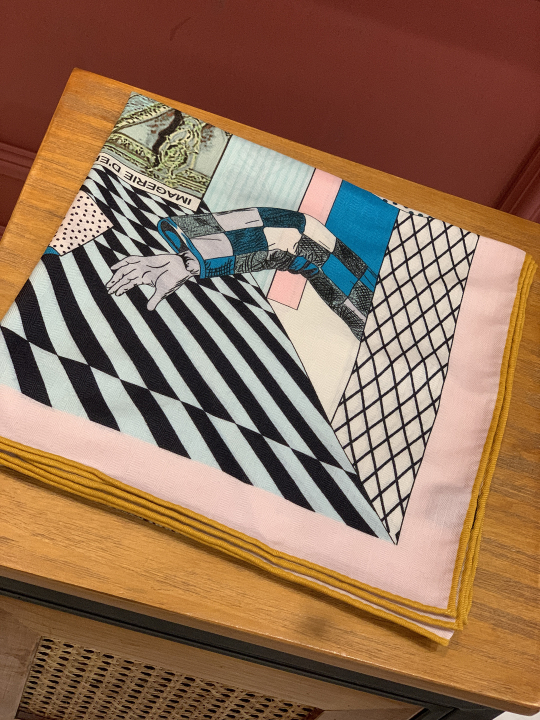 爱马仕新款双面同色 品名: 新型大剧院面料：丝绒尺寸：140*140 这款爱马仕点睛配饰可以多种方式佩戴