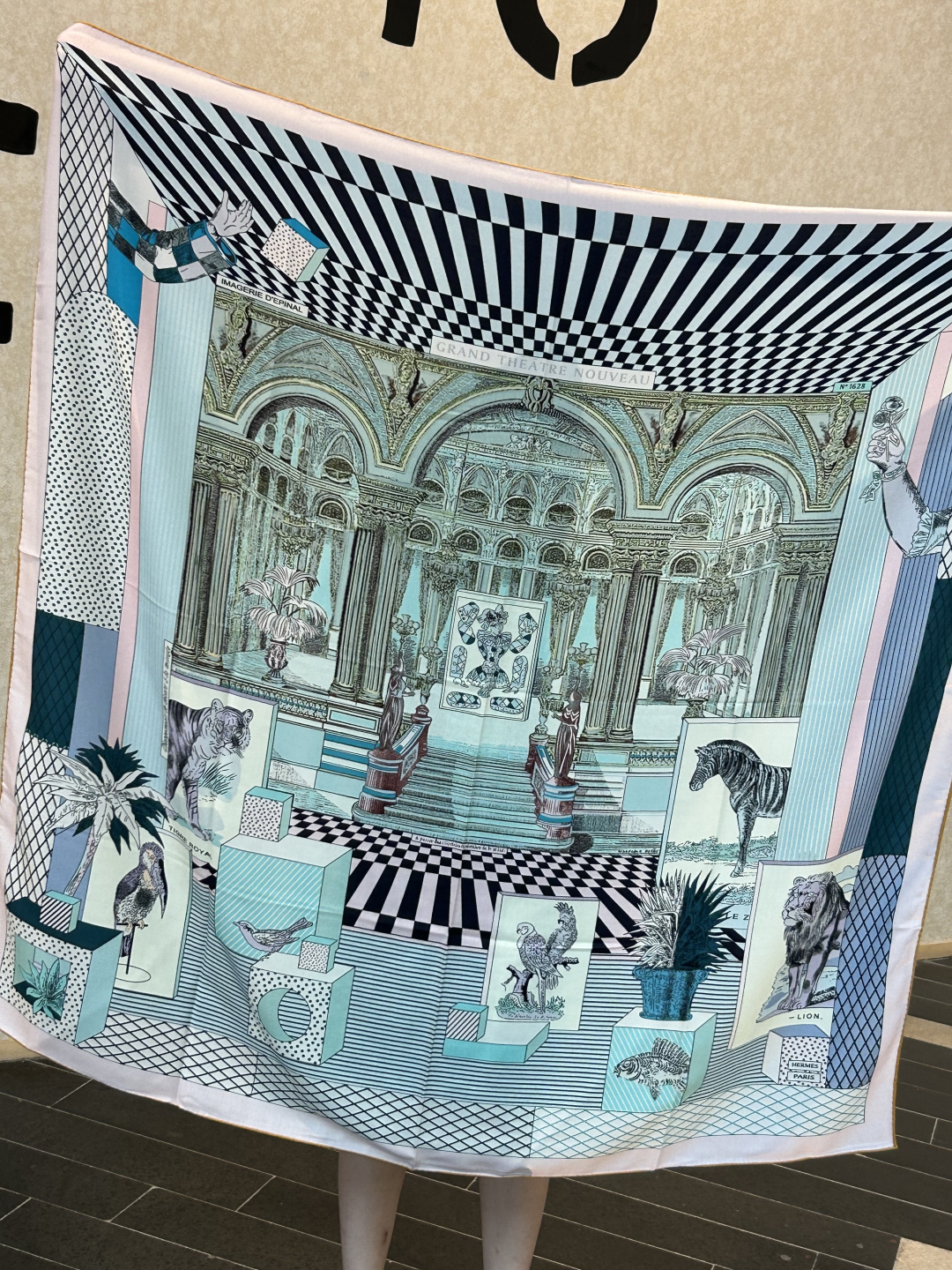 爱马仕新款双面同色 品名: 新型大剧院面料：丝绒尺寸：140*140 这款爱马仕点睛配饰可以多种方式佩戴