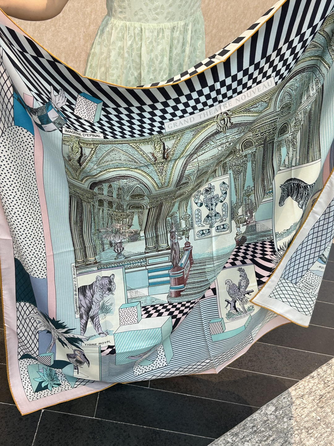 爱马仕新款双面同色 品名: 新型大剧院面料：丝绒尺寸：140*140 这款爱马仕点睛配饰可以多种方式佩戴