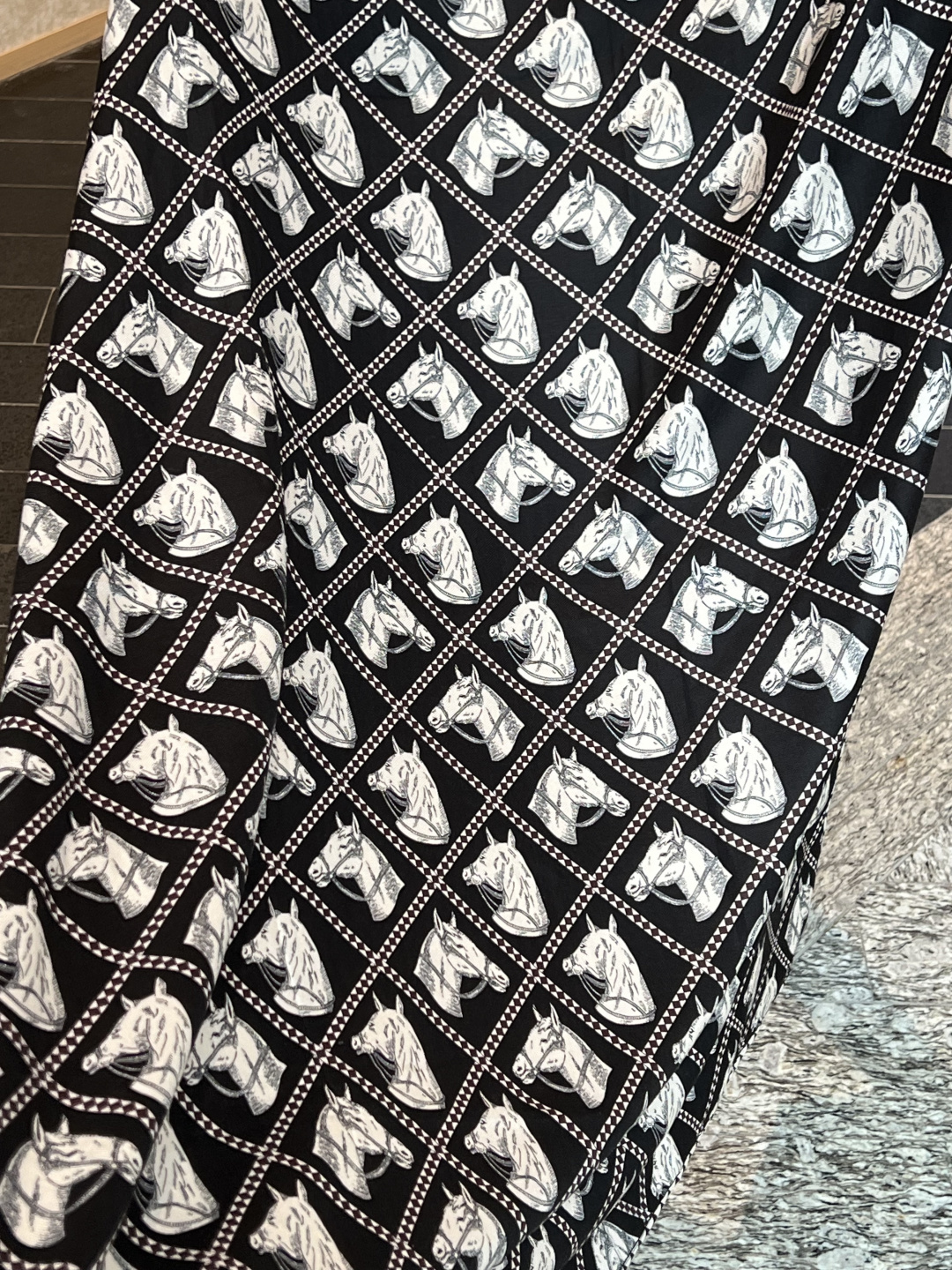 💟上新💞双面同色 采用经典爱马仕马头元素设计，手工卷边山羊绒和真丝混纺披肩（70%山羊绒，30%桑蚕丝）