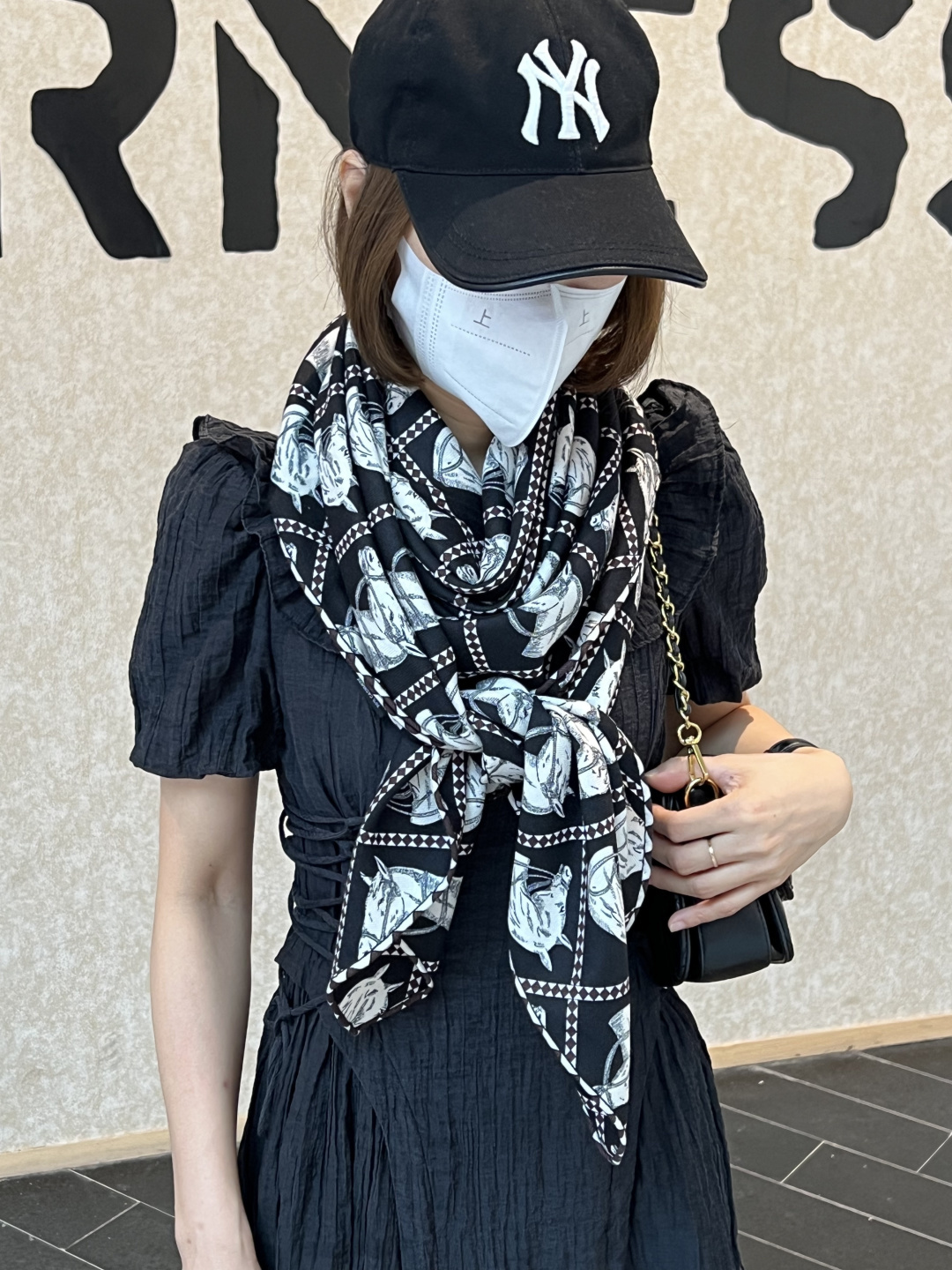 💟上新💞双面同色 采用经典爱马仕马头元素设计，手工卷边山羊绒和真丝混纺披肩（70%山羊绒，30%桑蚕丝）