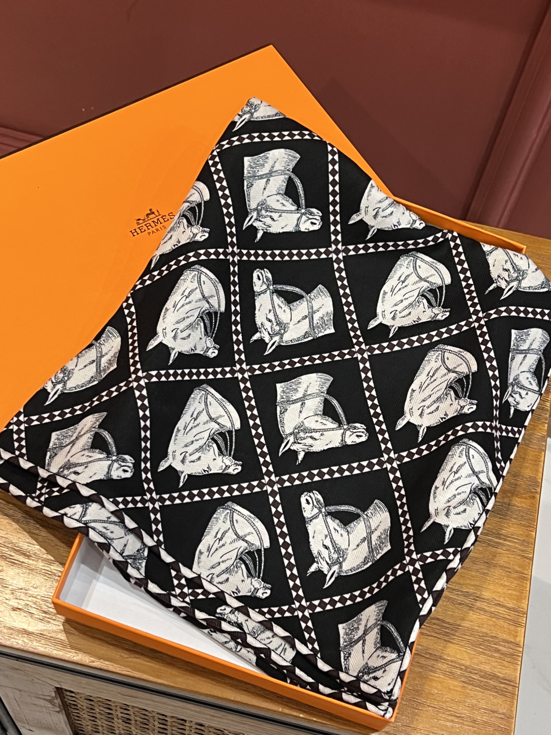 💟上新💞双面同色 采用经典爱马仕马头元素设计，手工卷边山羊绒和真丝混纺披肩（70%山羊绒，30%桑蚕丝）