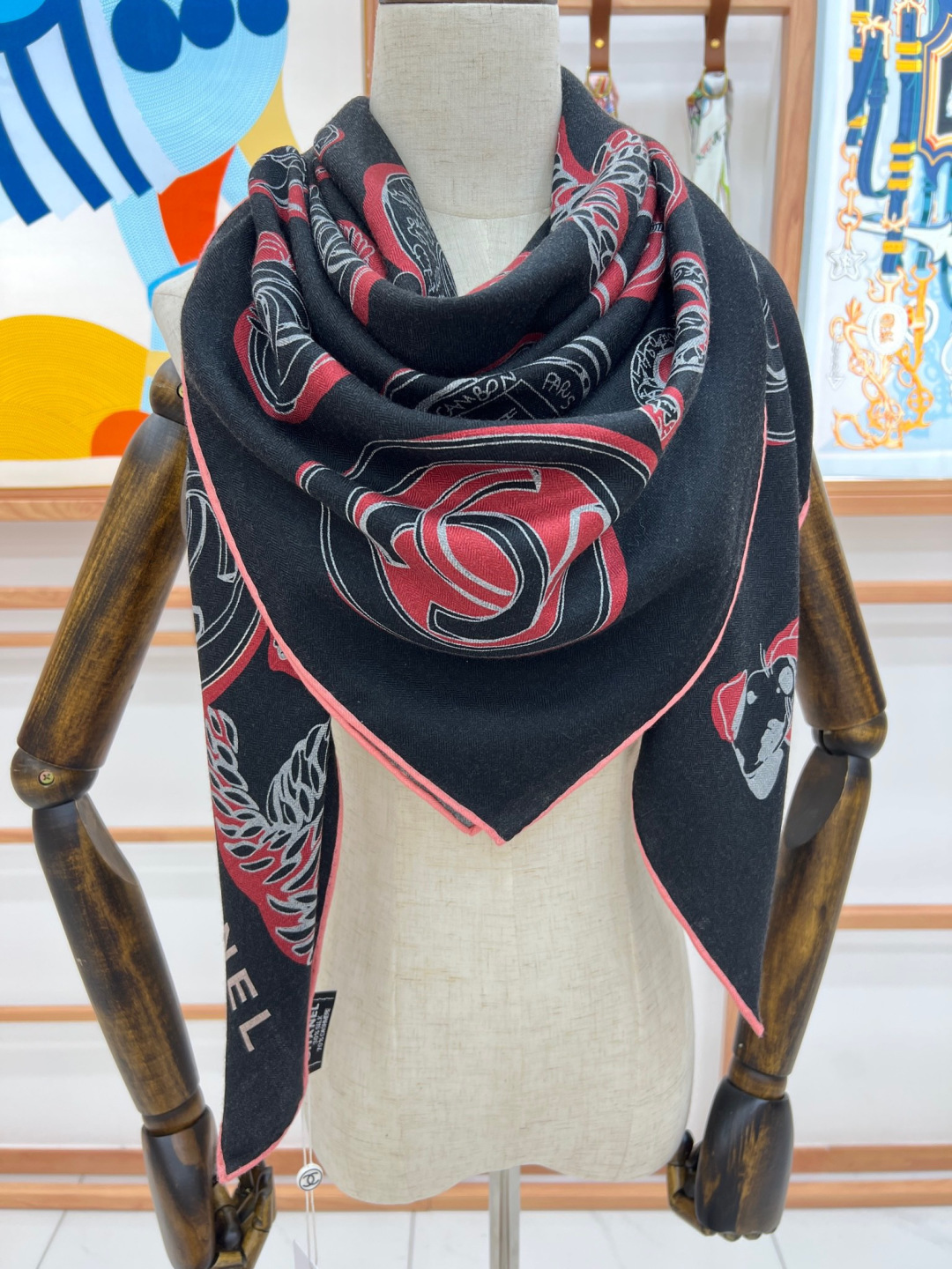 【秋冬搭配利器❗️顶级双配色双面版真丝羊绒披肩！！1条等于2条】点睛精彩，图案和配色都超级喜欢，又一款双