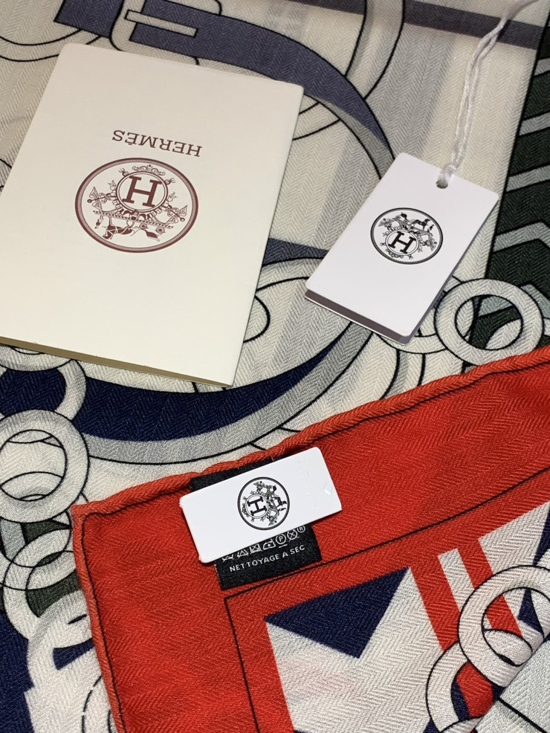 💟2025年秋冬H家上新💞【双面同色丝毛方巾】手工卷边山羊绒和真丝混纺披肩（70%山羊绒，30%桑蚕丝）