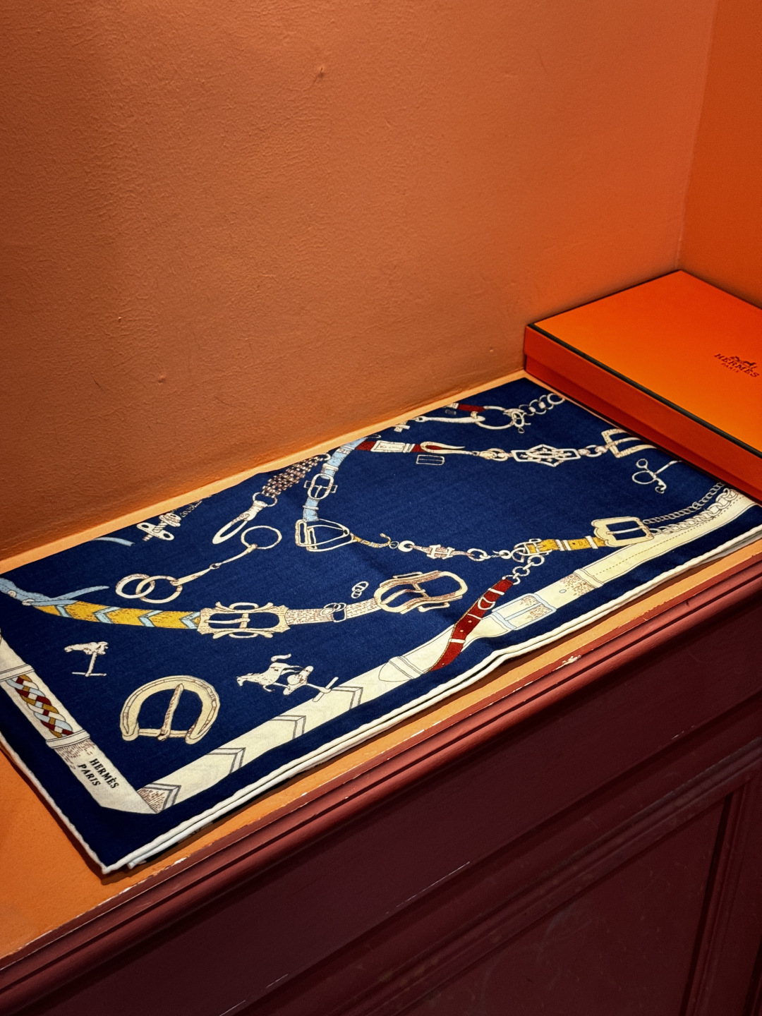 羊绒新款🆕👏👏买了都说好看‼️推荐💕爱马仕双面同色羊绒方巾【跃动的马儿双面同色140】，顶级工艺超值‼️