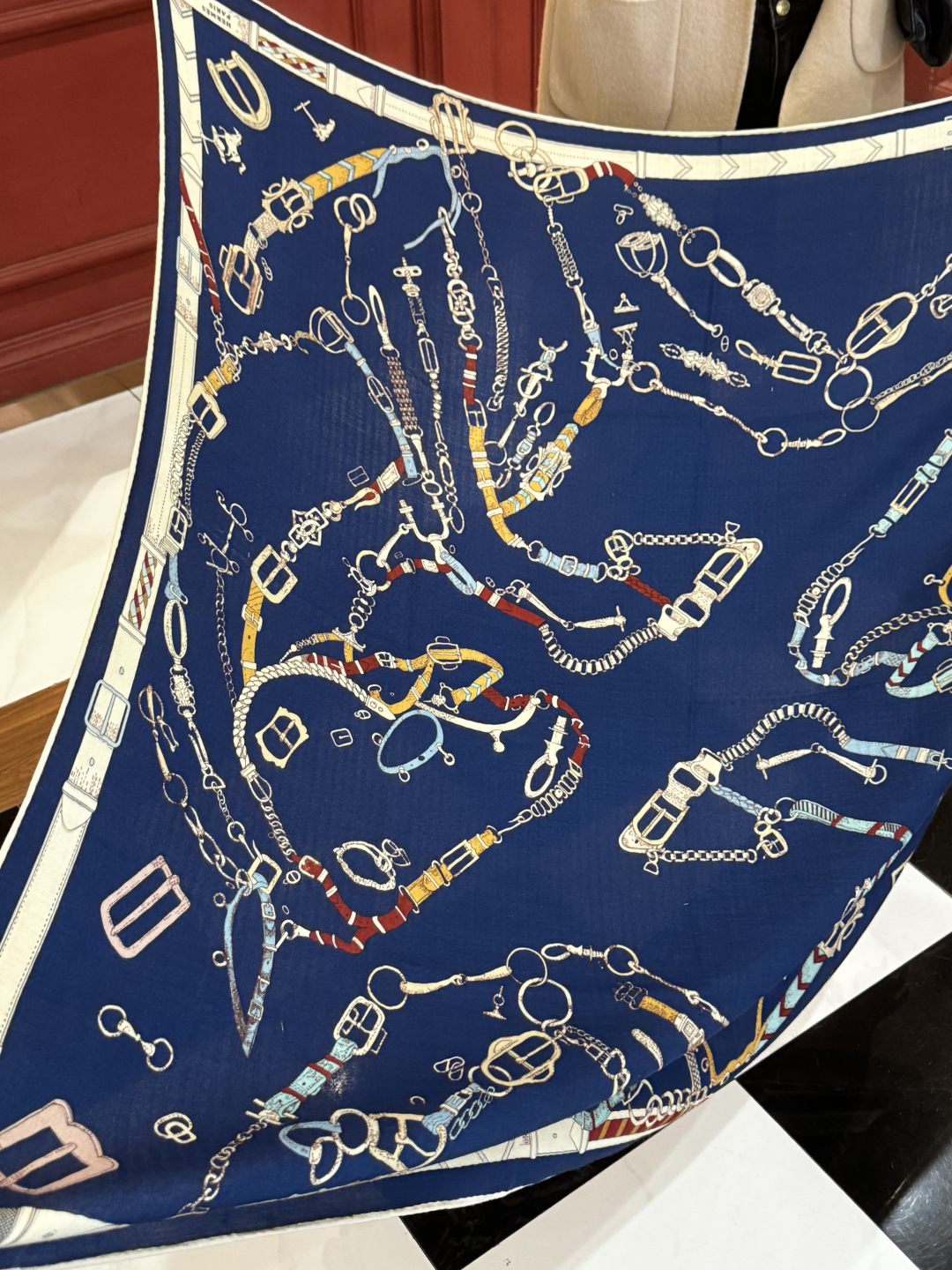 羊绒新款🆕👏👏买了都说好看‼️推荐💕爱马仕双面同色羊绒方巾【跃动的马儿双面同色140】，顶级工艺超值‼️