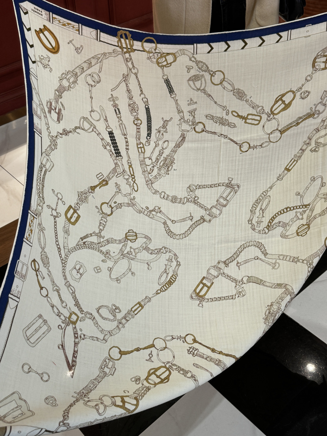 羊绒新款🆕👏👏买了都说好看‼️推荐💕爱马仕双面同色羊绒方巾【跃动的马儿双面同色140】，顶级工艺超值‼️