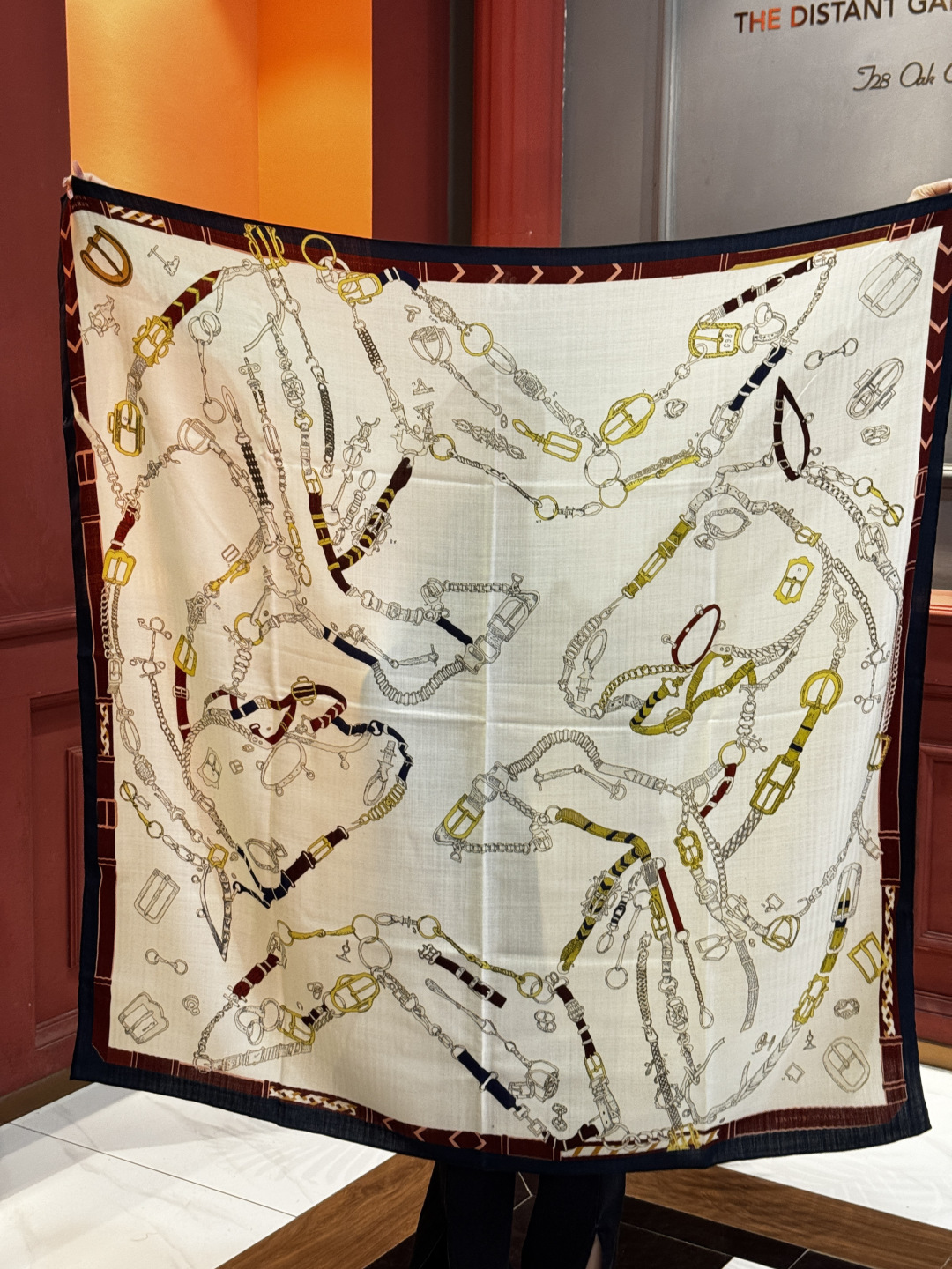 羊绒新款🆕👏👏买了都说好看‼️推荐💕爱马仕双面同色羊绒方巾【跃动的马儿双面同色140】，顶级工艺超值‼️