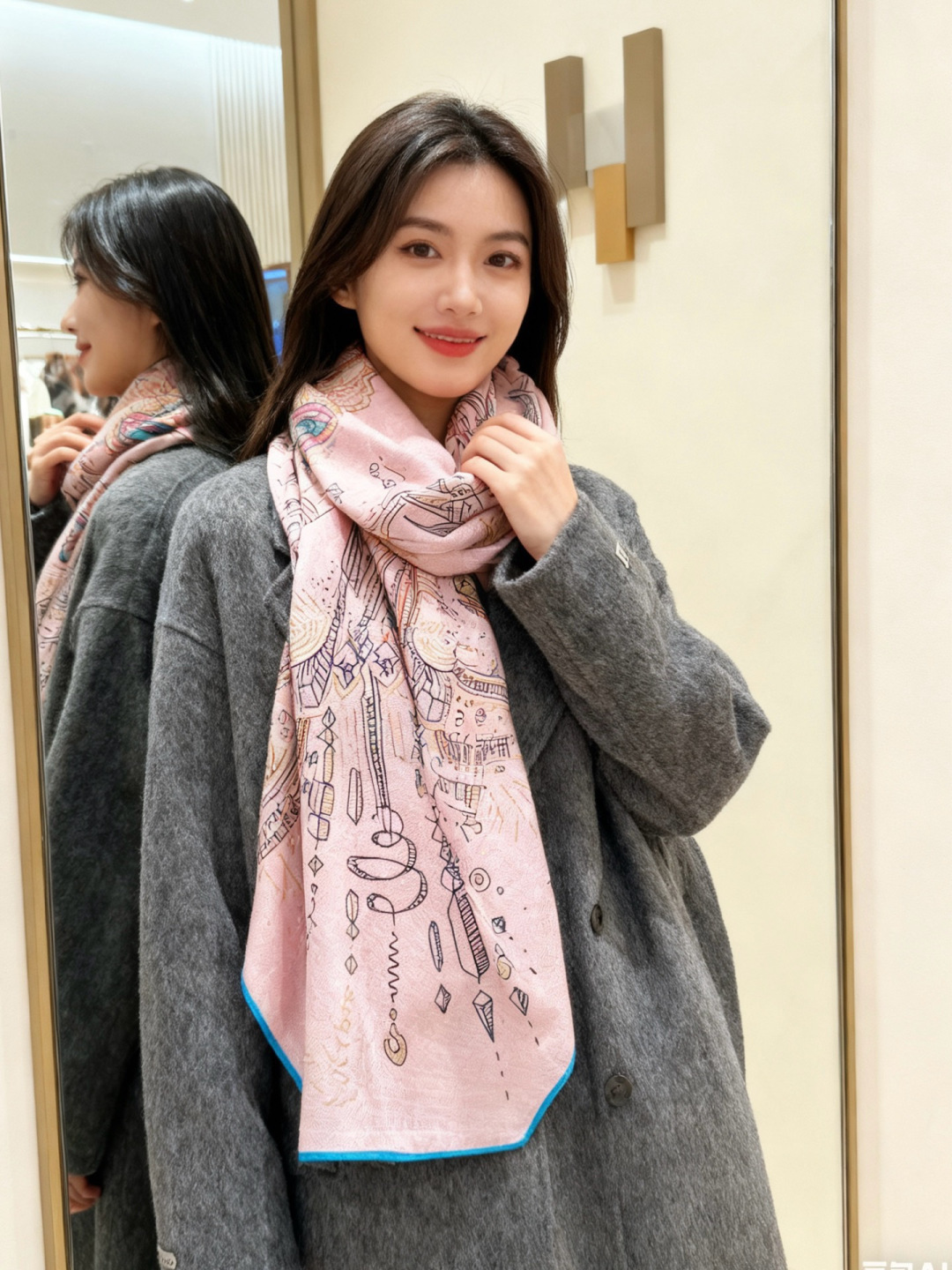 “正在接通中”140方巾～Hermes 手工卷边丝绒方巾（30%桑蚕丝70%羊绒）这款爱马仕的经典单品展