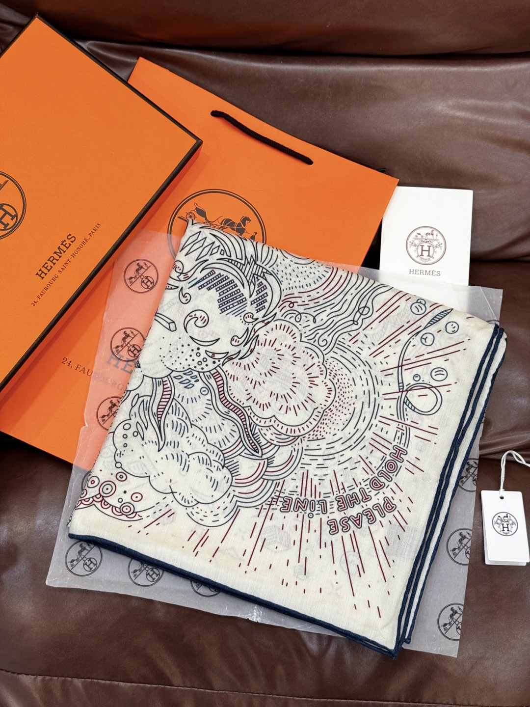 “正在接通中”140方巾～Hermes 手工卷边丝绒方巾（30%桑蚕丝70%羊绒）这款爱马仕的经典单品展