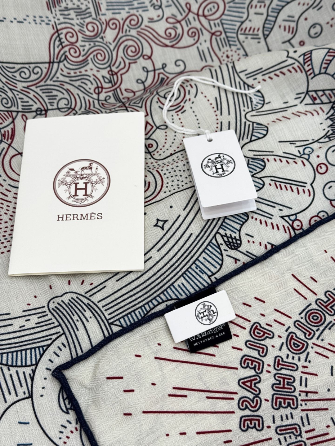 “正在接通中”140方巾～Hermes 手工卷边丝绒方巾（30%桑蚕丝70%羊绒）这款爱马仕的经典单品展