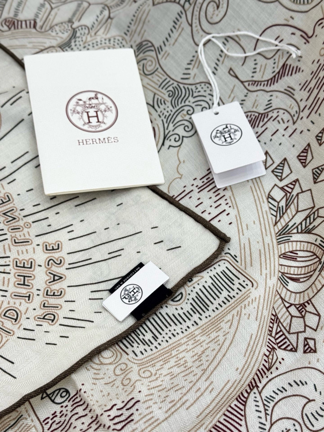 “正在接通中”140方巾～Hermes 手工卷边丝绒方巾（30%桑蚕丝70%羊绒）这款爱马仕的经典单品展