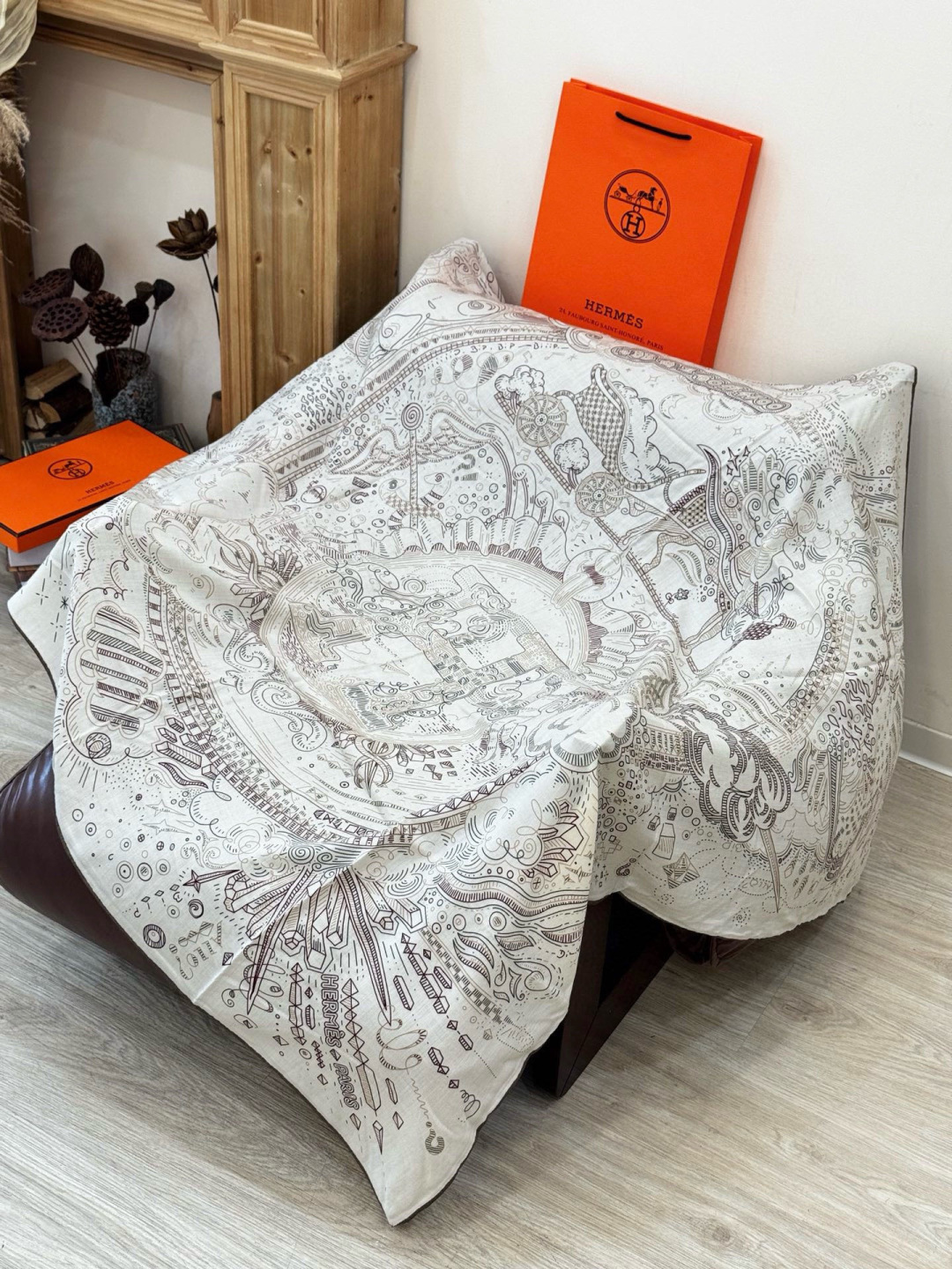 “正在接通中”140方巾～Hermes 手工卷边丝绒方巾（30%桑蚕丝70%羊绒）这款爱马仕的经典单品展