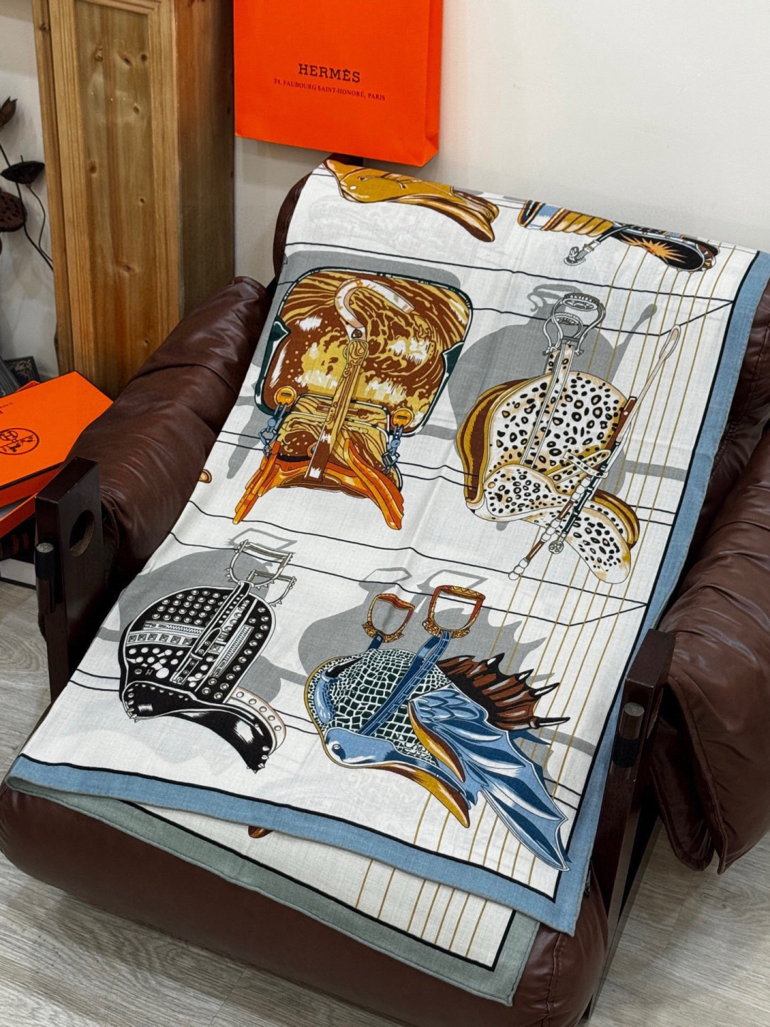 “鞍上世界”140丝绒方巾双面同色手工卷边丝绒方巾（30%真丝70%羊绒）这款披肩的经典单品展现强大而迷