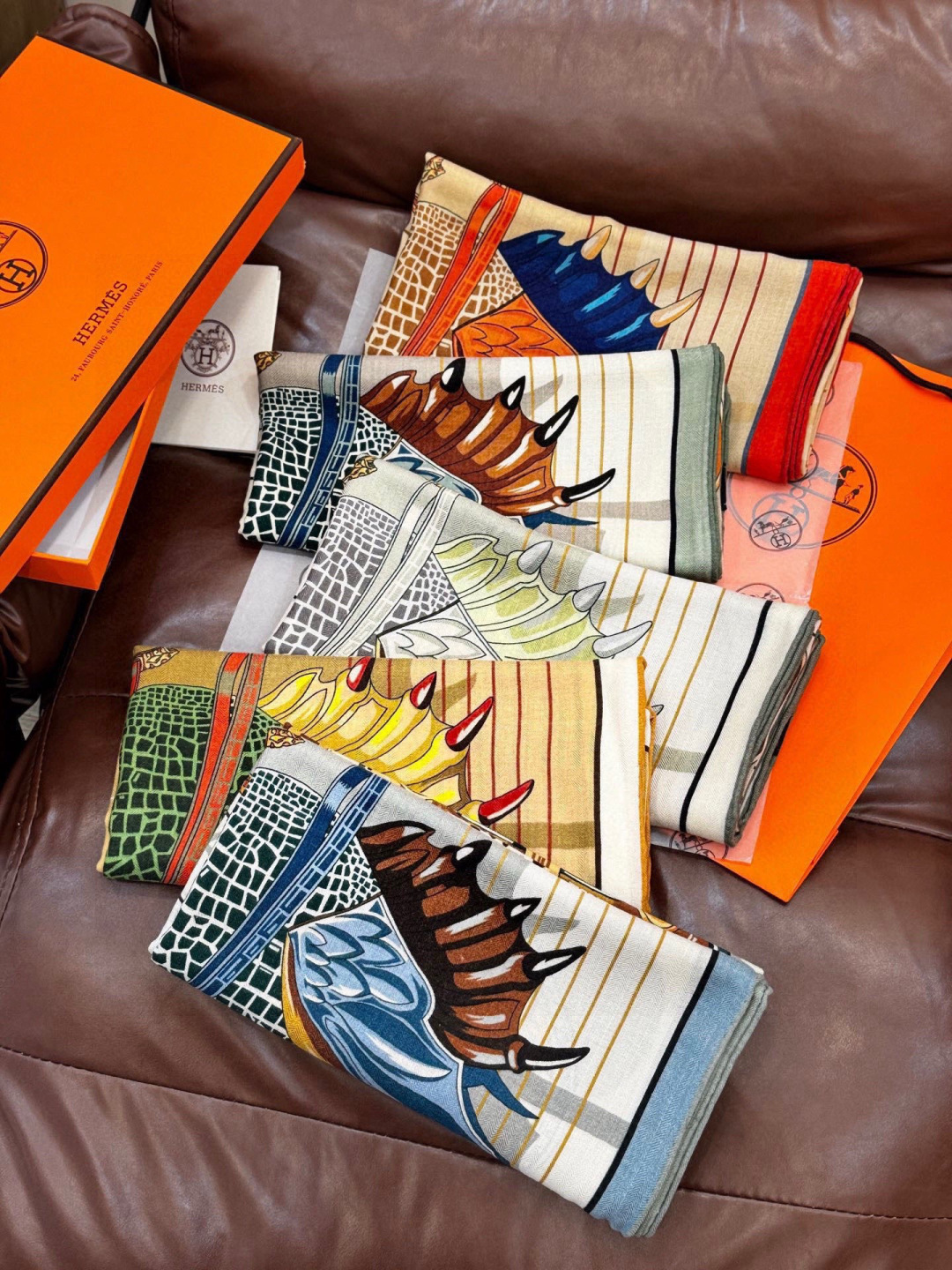 “鞍上世界”140丝绒方巾双面同色手工卷边丝绒方巾（30%真丝70%羊绒）这款披肩的经典单品展现强大而迷