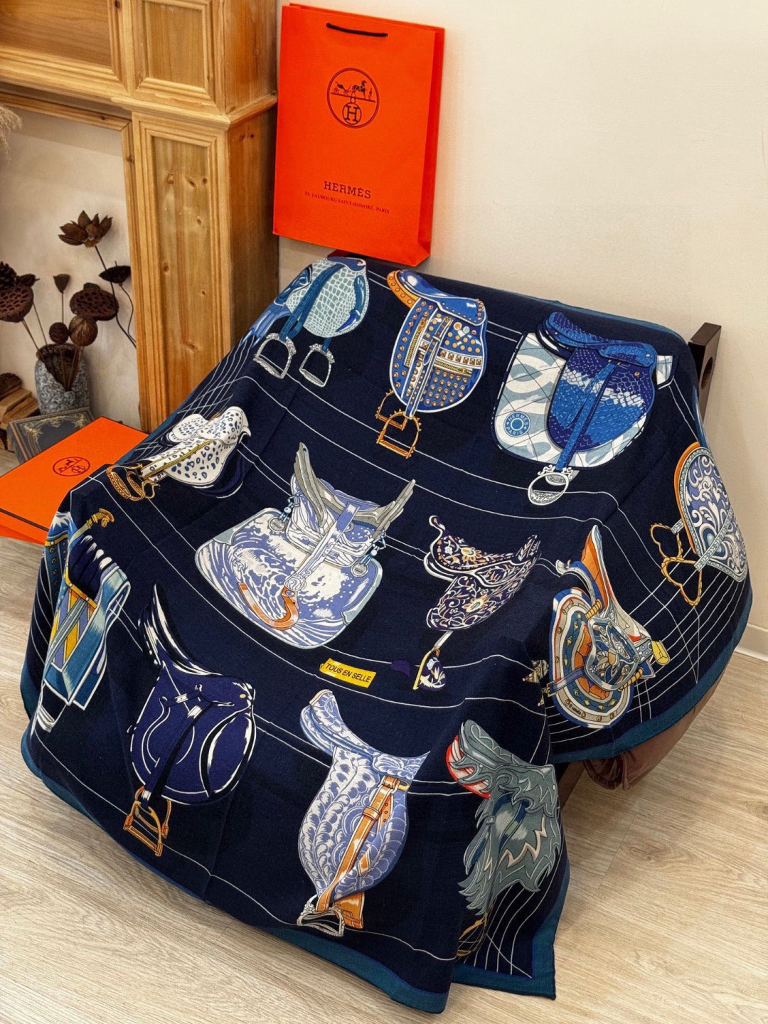 “鞍上世界”140丝绒方巾双面同色手工卷边丝绒方巾（30%真丝70%羊绒）这款披肩的经典单品展现强大而迷