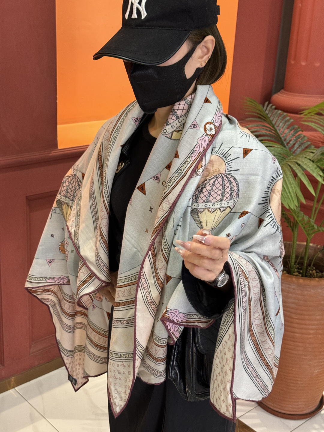 ❄【双面同色】原单Lv140cm丝绒方巾，《热气球》，本款方巾全新加入 U价🉐️ and Away 系列