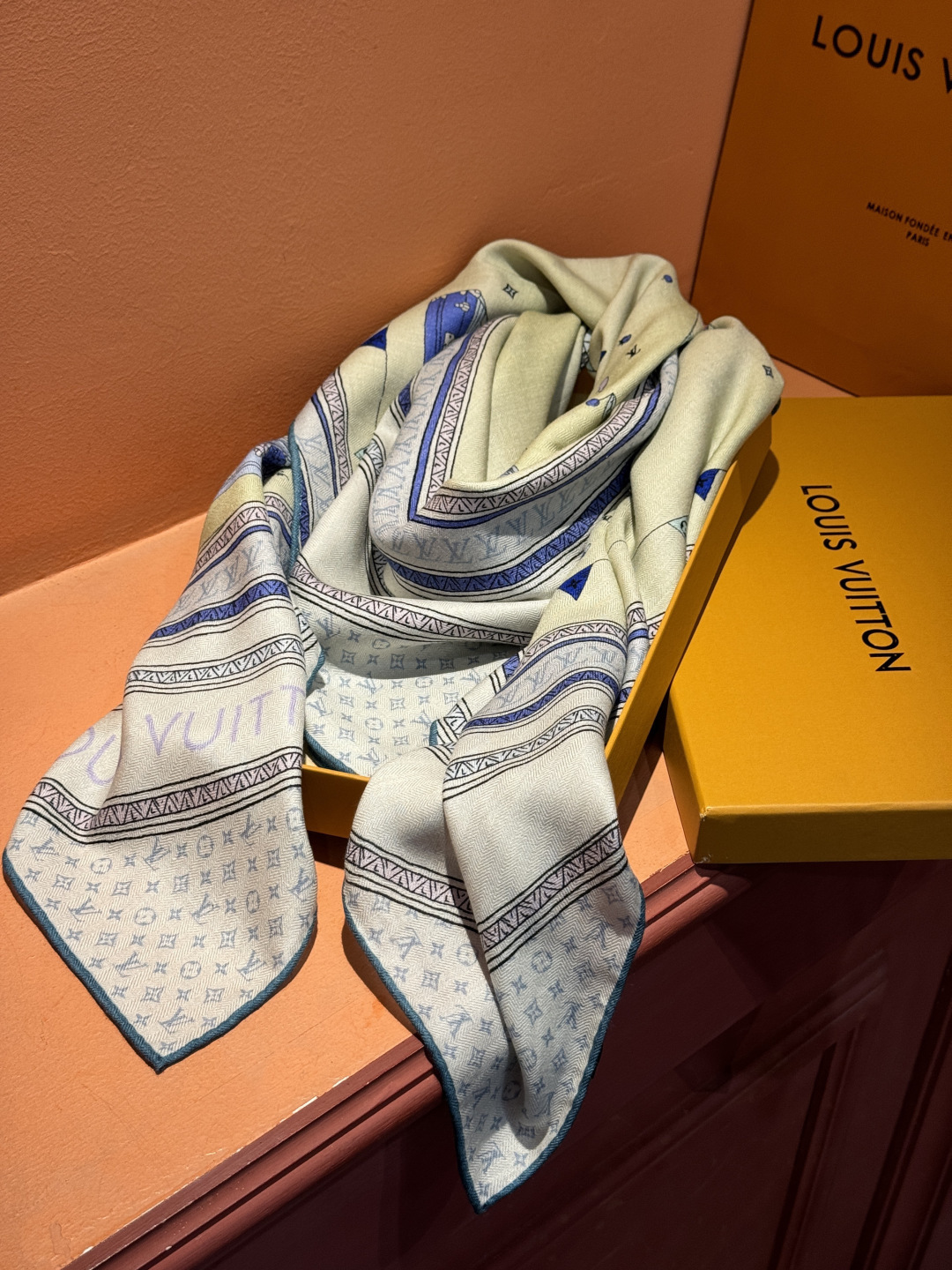 ❄【双面同色】原单Lv140cm丝绒方巾，《热气球》，本款方巾全新加入 U价🉐️ and Away 系列
