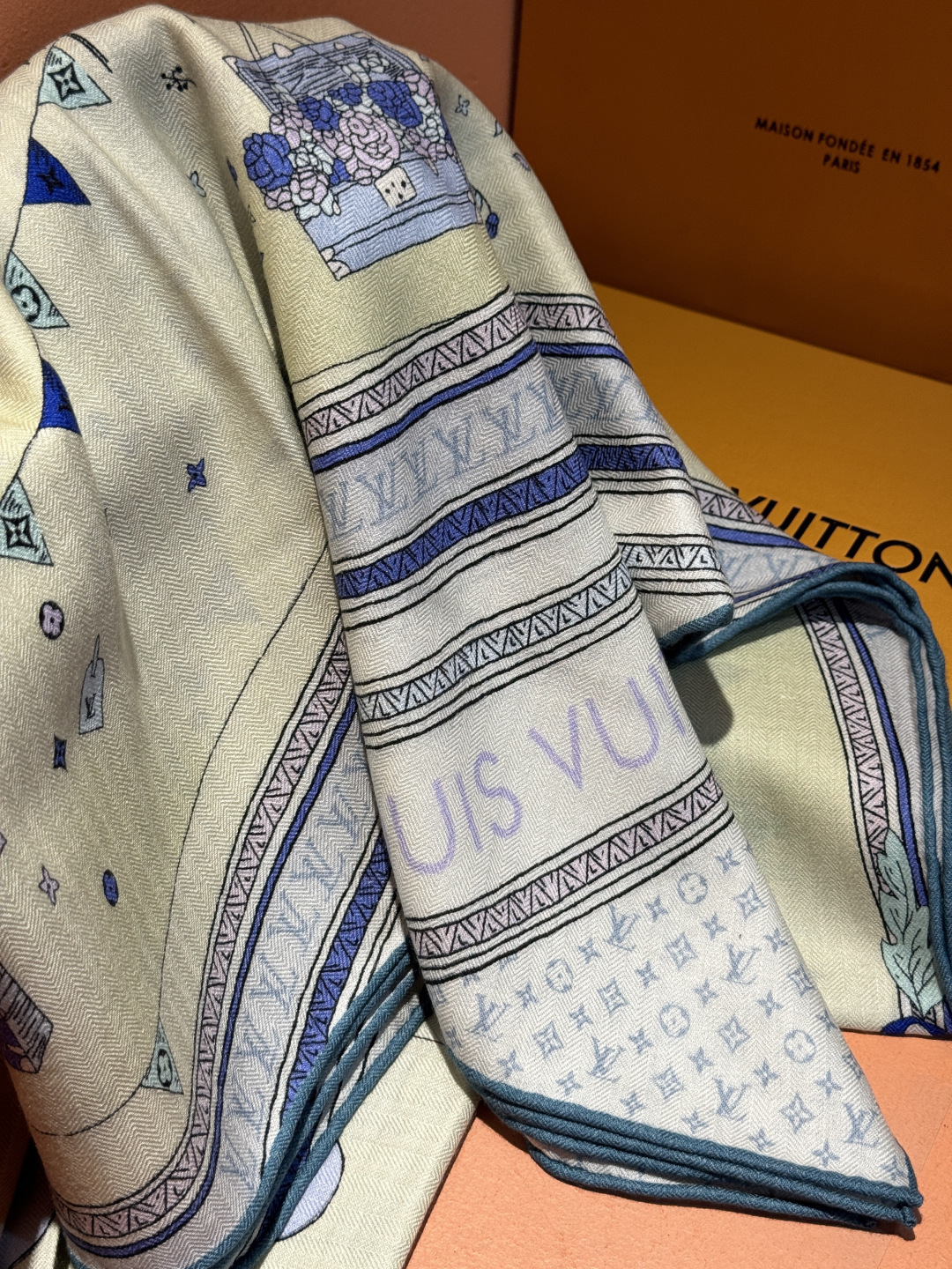 ❄【双面同色】原单Lv140cm丝绒方巾，《热气球》，本款方巾全新加入 U价🉐️ and Away 系列