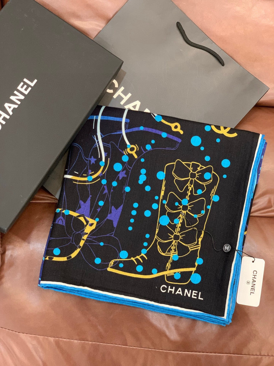 2025秋冬高级成衣系列～Chanel 【140双面同色丝绒披肩】此系列谱写一曲自由轻灵的赞歌本系列作品