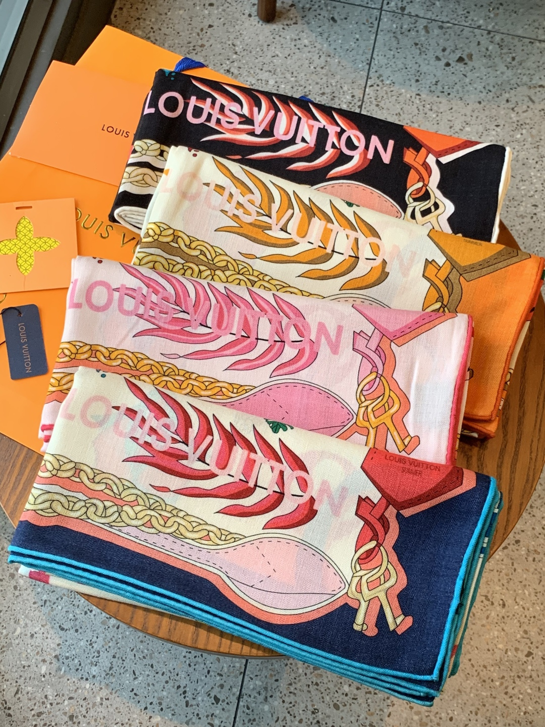 LV x TM 140披肩【140顶级丝绒双面同色披肩】本款LVxTMMonogram Multicol